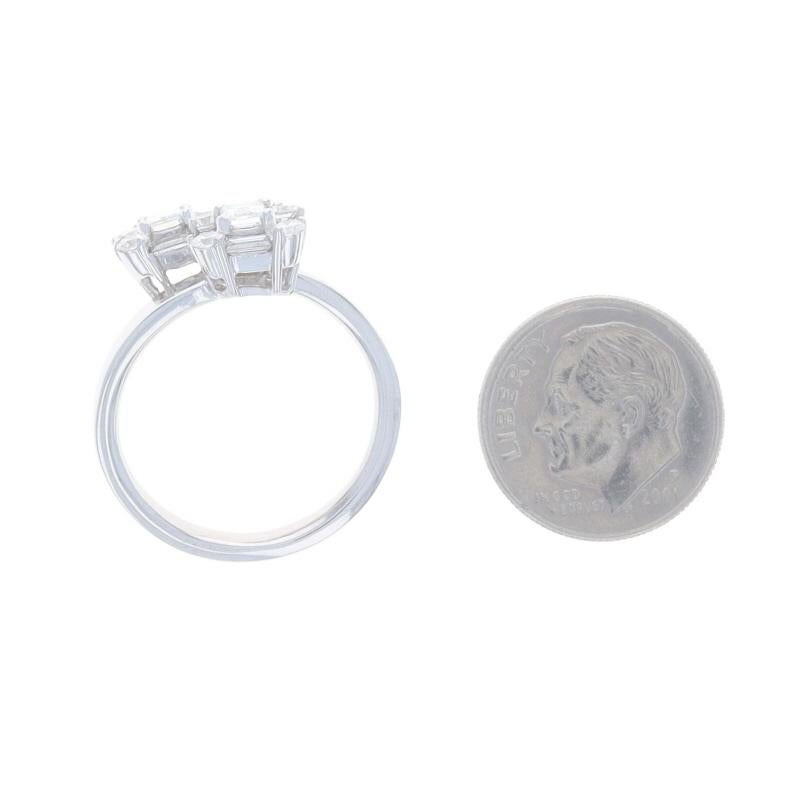 Weißgold Diamant Halo Bypass-Ring - 18k Smaragd Baguette Rd 1,40ctw Zwei-Stein-Ring im Angebot 1