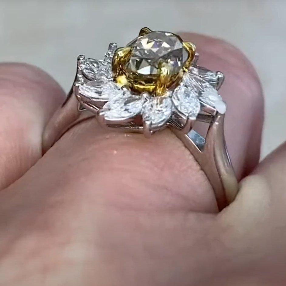 Women's White Gold Diamond Halo Cluster Oval Cut Fancy Diamond Ring (Approx 1.30-Carats) For Sale