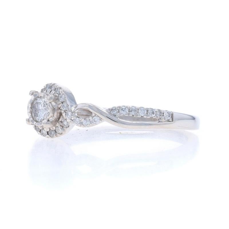 Anello di fidanzamento aureolato con diamanti in oro bianco - 10k Round Brilliante .33ctw Twist In condizioni ottime in vendita a Greensboro, NC