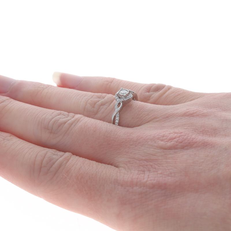 da uomo o donna Anello di fidanzamento aureolato con diamanti in oro bianco - 10k Round Brilliante .33ctw Twist in vendita