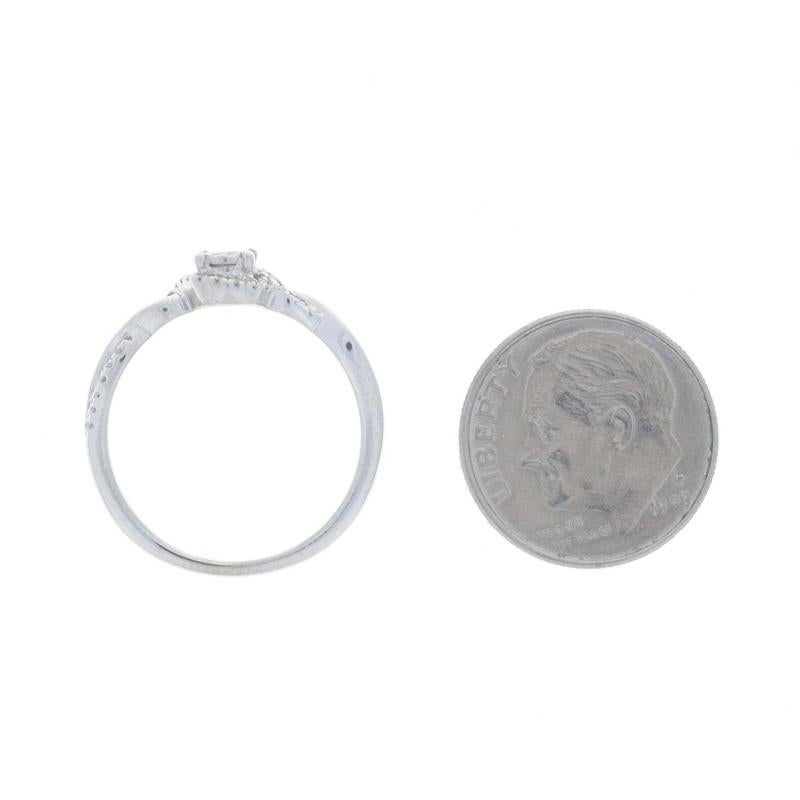 Anello di fidanzamento aureolato con diamanti in oro bianco - 10k Round Brilliante .33ctw Twist in vendita 1