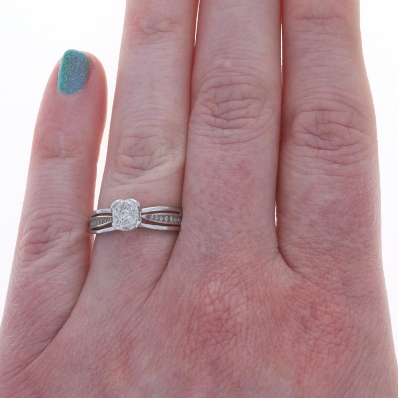 White Gold Diamond Halo Engagement Ring - 10k Round Brilliant and Single .25ctw (Rundschliff) im Angebot