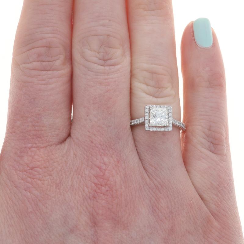 Taille princesse Bague de fiançailles en or blanc avec halo de diamants - 14k Princesse 1.35ctw GIA en vente
