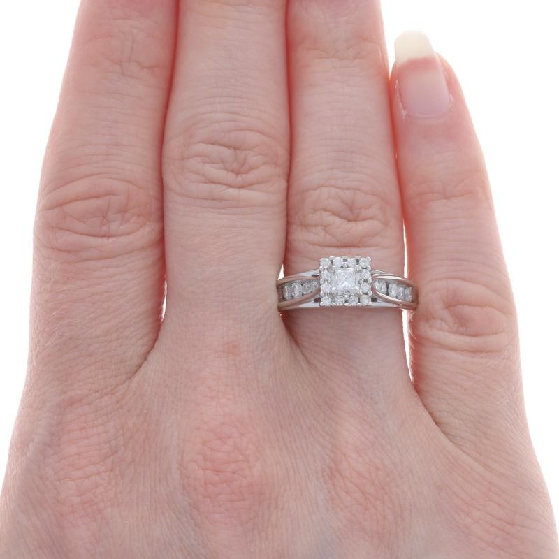 Taglio princess Anello di fidanzamento con diamante aureolato in oro bianco - 14k Princess e Round 1/2ctw Cathedral in vendita