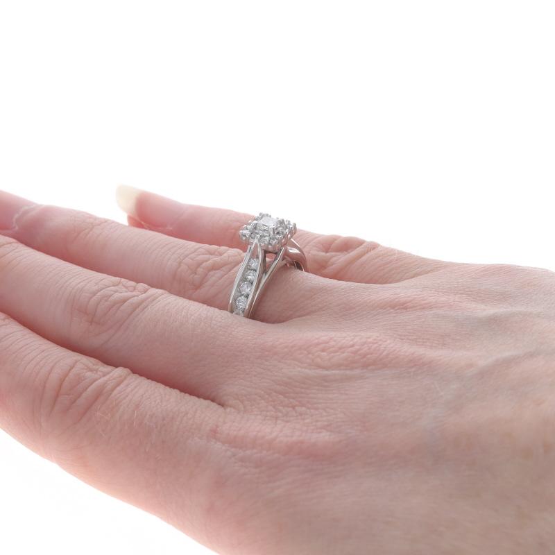 Donna Anello di fidanzamento con diamante aureolato in oro bianco - 14k Princess e Round 1/2ctw Cathedral in vendita
