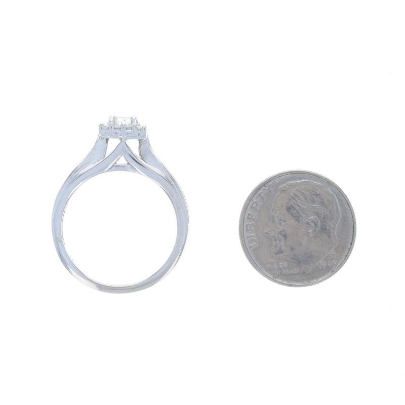 Anello di fidanzamento con diamante aureolato in oro bianco - 14k Princess e Round 1/2ctw Cathedral in vendita 1