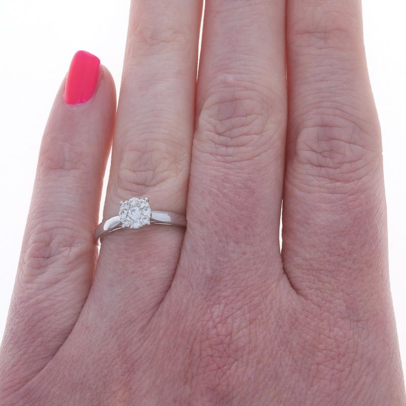 Taglio rotondo Anello di fidanzamento con diamante aureolato in oro bianco 14k a brillante rotondo da 0,33 ct. in vendita