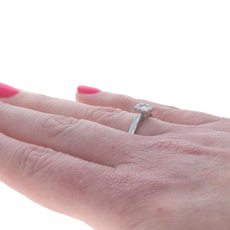 Donna Anello di fidanzamento con diamante aureolato in oro bianco 14k a brillante rotondo da 0,33 ct. in vendita