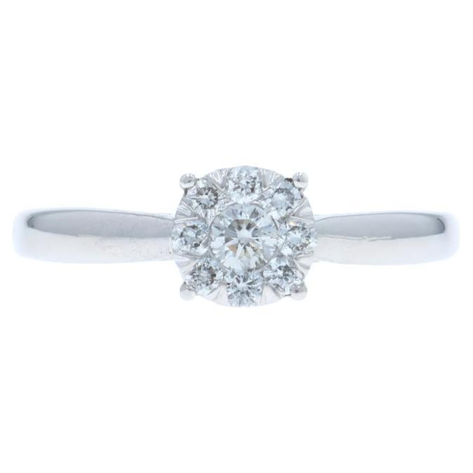 Anello di fidanzamento con diamante aureolato in oro bianco 14k a brillante rotondo da 0,33 ct.