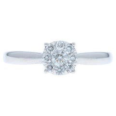 Anello di fidanzamento con diamante aureolato in oro bianco 14k a brillante rotondo da 0,33 ct.