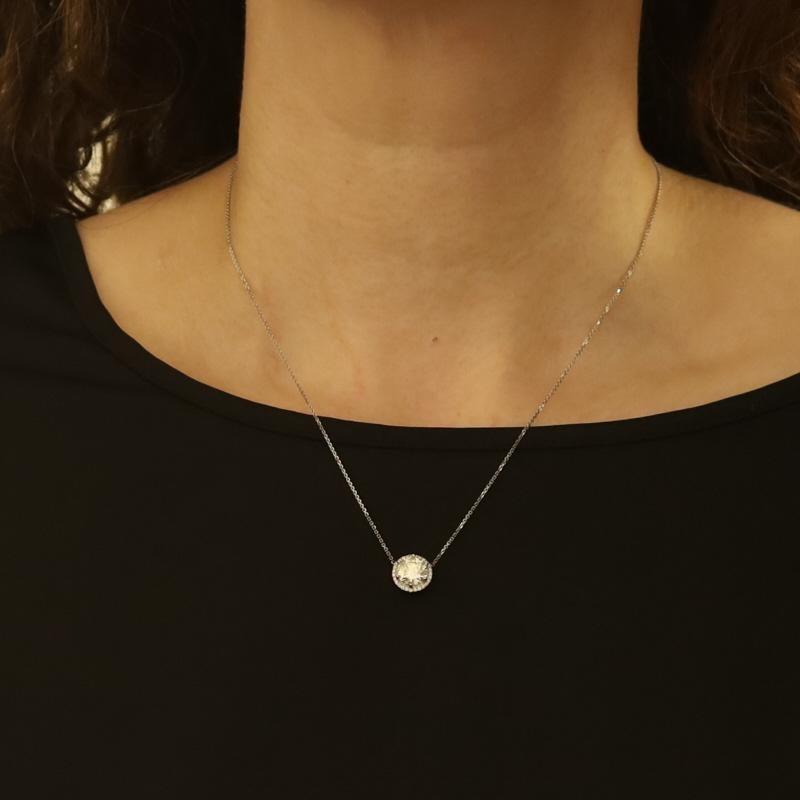 Taille ronde Collier en or blanc avec halo de diamants 18 1/4