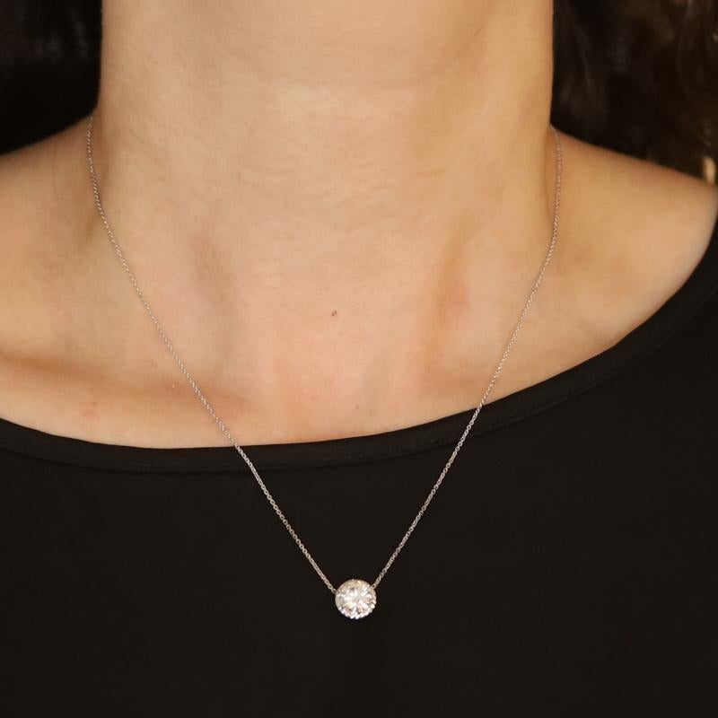 White Gold Diamond Halo Pendant Necklace -14k Round Brilliant 1.63ctw Adjustable (Rundschliff) im Angebot