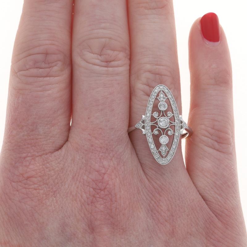 Talla: 9 1/4
Tasa de tallaje: 1 talla más por 40 $ o 1 talla menos por 40 $.

Contenido de metal: Oro blanco de 10 quilates

Información sobre Stone

Diamantes naturales
Quilate(s): .40ctw
Talla: Redonda Brillante y Sencilla
Color: G - H
Claridad: