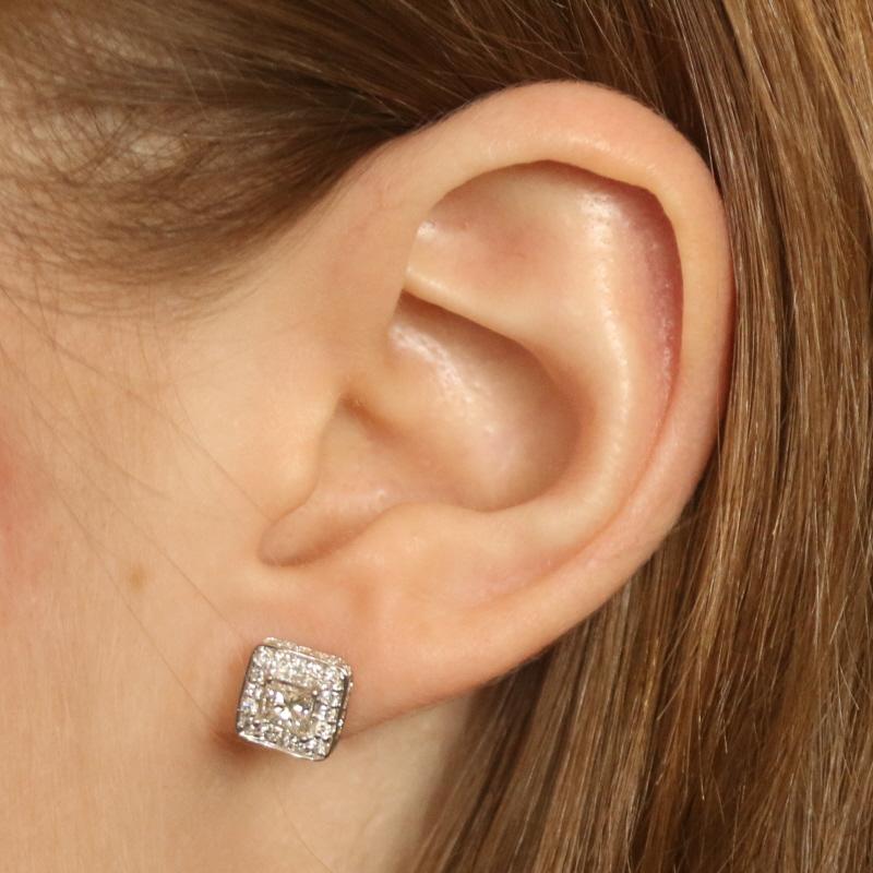 Taille princesse Boucles d'oreilles en or blanc avec halo de diamants -14k Princesse .80ctw Pierce en vente