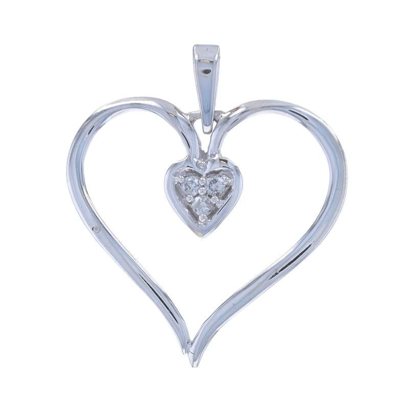Contenuto del metallo: Oro bianco 10k

Informazioni su A. Stone
Diamanti naturali
Carati: .03ctw
Taglio: Rotondo brillante
Colore: J - K
Chiarezza: I1 - I2

Stile: Cluster
Tema: Cuore, Amore
Caratteristiche: Dettagli strutturati

Misure
Altezza: