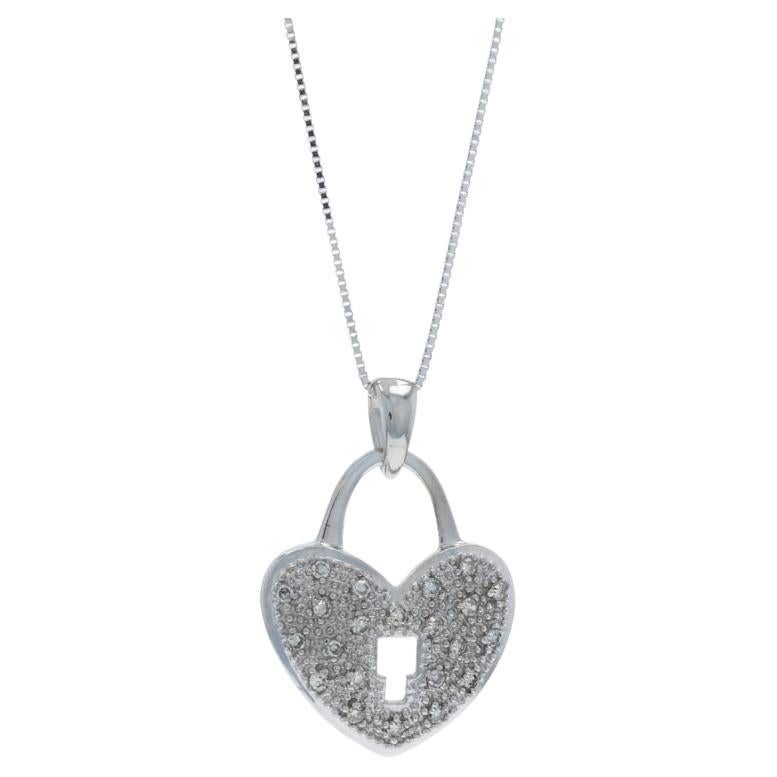 Collana con lucchetto con diamanti in oro bianco da 18" - 14k Single Cut .10ctw Love in vendita