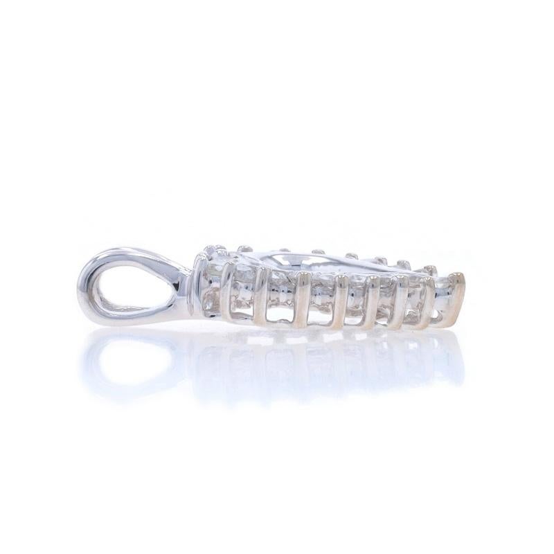 Taglio rotondo Ciondolo a cuore con diamante in oro bianco - 10k Round Brilliante .10ctw Amore in vendita