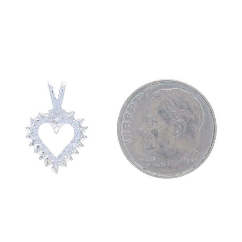 Ciondolo a cuore con diamante in oro bianco - 10k Round Brilliante .10ctw Amore In condizioni ottime in vendita a Greensboro, NC