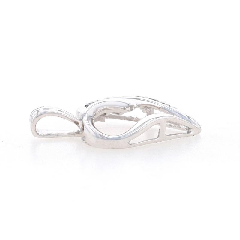 Taglio rotondo Ciondolo a cuore con diamante in oro bianco - 10k Round Brilliante e Baguette .15ctw Love in vendita