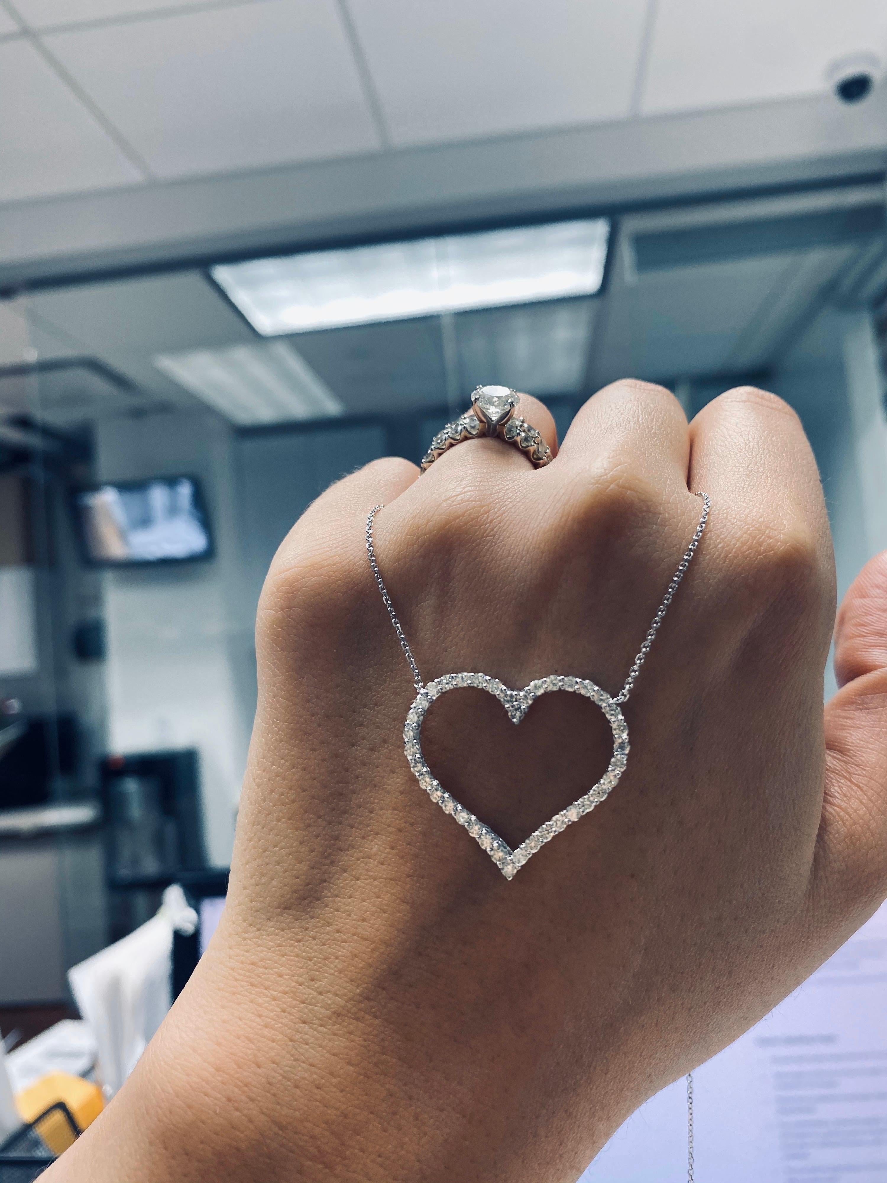 Pendentif en forme de cœur en or blanc et diamant Neuf - En vente à New York, NY