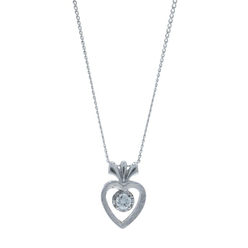 Contenu métallique : Or blanc 14k

Informations sur les pierres

Diamant naturel
Carat(s) : .15ct
Coupe : Brillant rond
Couleur : H
Clarté : VS2

Total des carats : .15ct

Style : Solitaire
Style de chaîne : Bordure
Type de fermeture : Fermoir à
