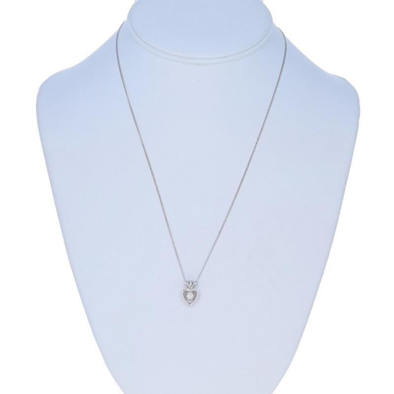 Taille ronde Collier en or blanc avec pendentif solitaire en forme de cœur de diamant 14k Round .15ct Love en vente