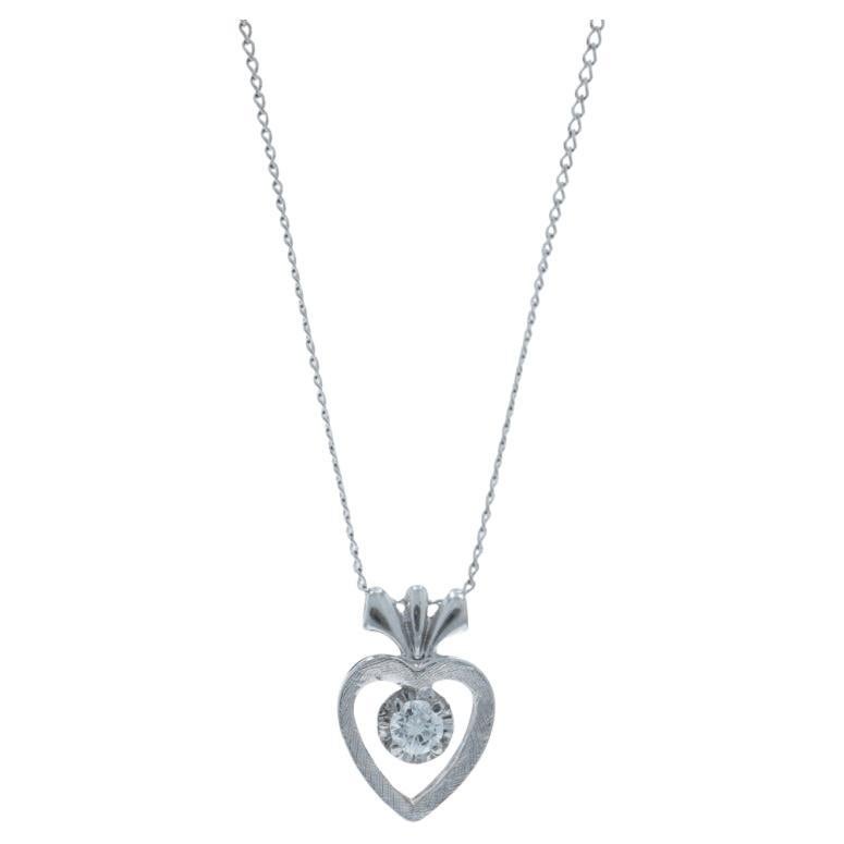 Collier en or blanc avec pendentif solitaire en forme de cœur de diamant 14k Round .15ct Love en vente