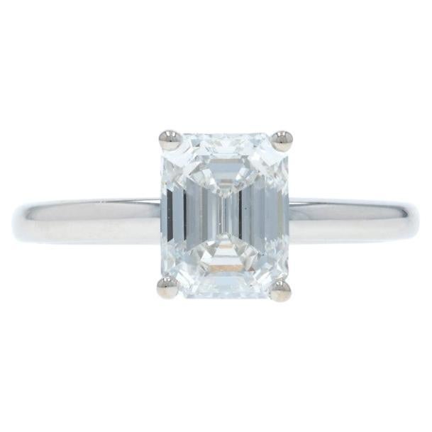 Anillo de compromiso de oro blanco con halo oculto de diamantes - 14k talla esmeralda 1,77ct en venta