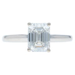 Anillo de compromiso de oro blanco con halo oculto de diamantes - 14k talla esmeralda 1,77ct