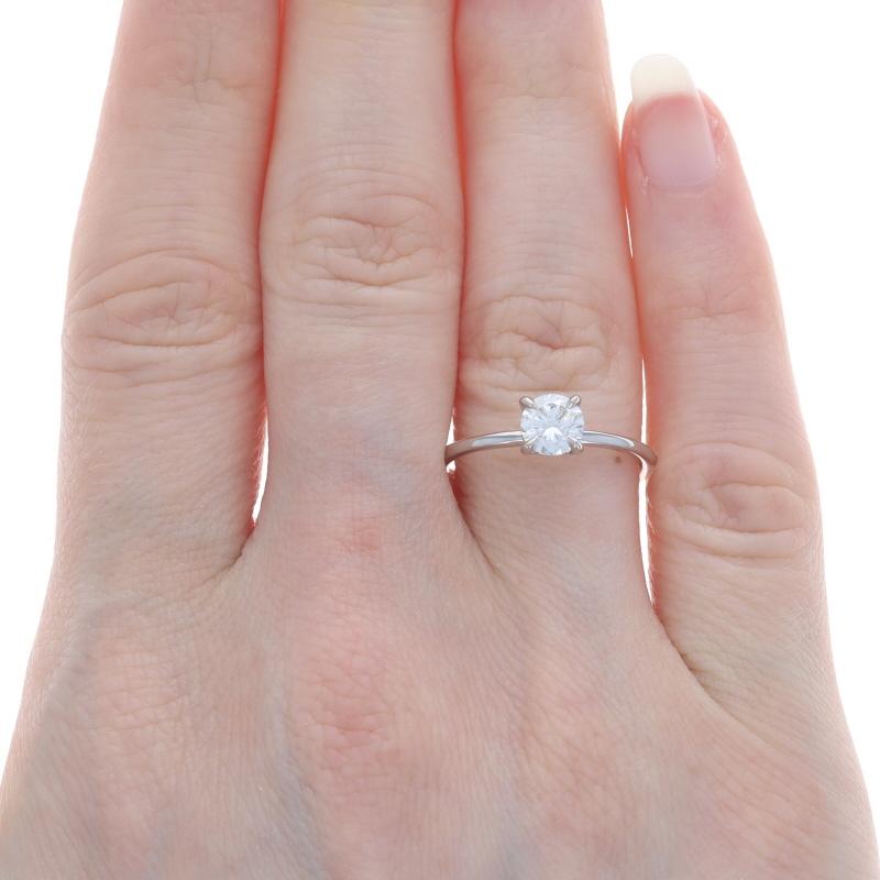 Taille ronde Bague de fiançailles en or blanc avec halo caché et diamant - 14k Round Brilliant .65ctw GIA en vente