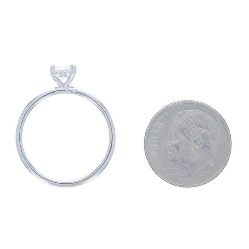 Bague de fiançailles en or blanc avec halo caché et diamant - 14k Round Brilliant .65ctw GIA Pour femmes en vente
