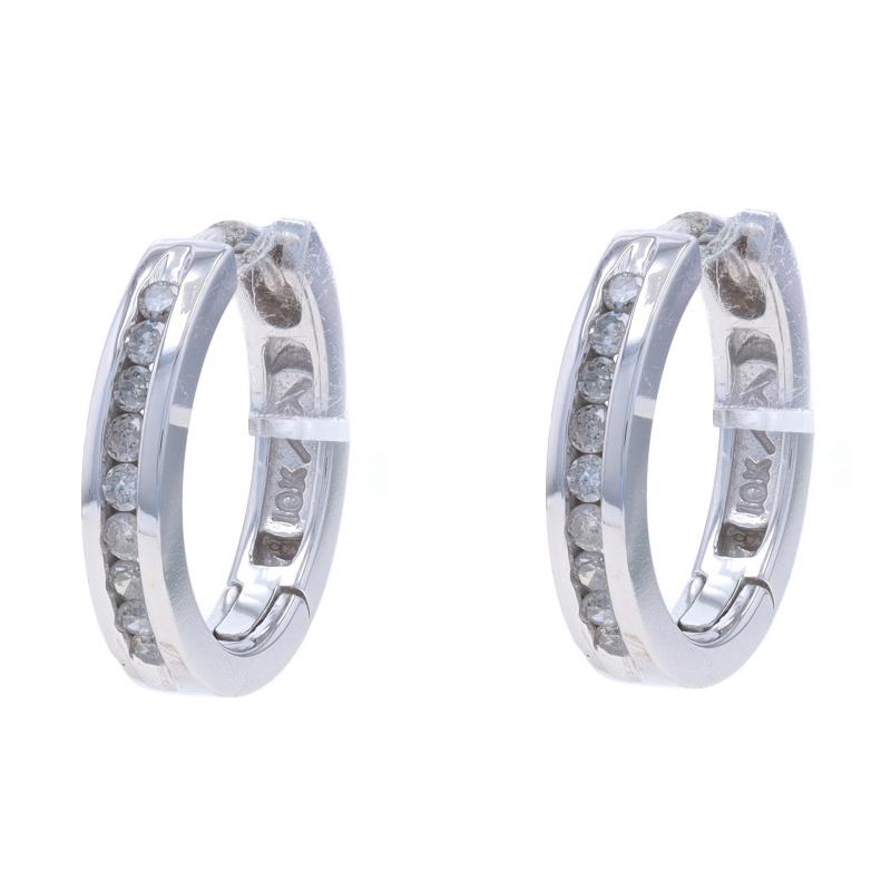 Contenu métallique : Or blanc 10k

Informations sur les pierres

Diamants naturels
Carat(s) : .25ctw
Coupe : Simple
Couleur : G - H
Clarté : I1 - I2

Nombre total de carats : .25ctw

Style : Cercle
Type de fermeture : Fermeture par