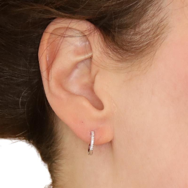 Taglio rotondo Orecchini a cerchio Huggie con diamanti in oro bianco - 14 carati con foro rotondo in vendita