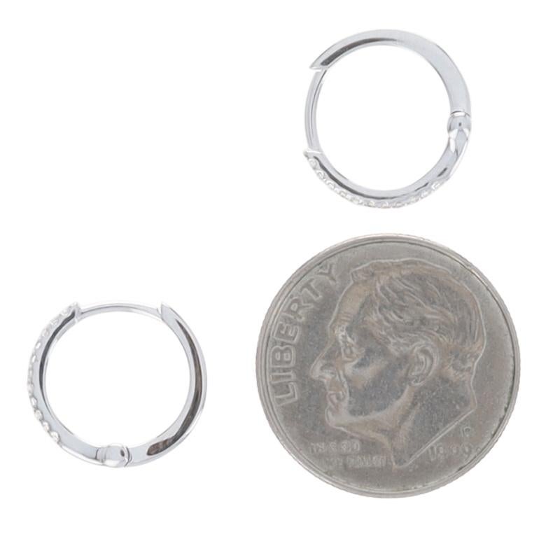 Donna Orecchini a cerchio Huggie con diamanti in oro bianco - 14 carati con foro rotondo in vendita