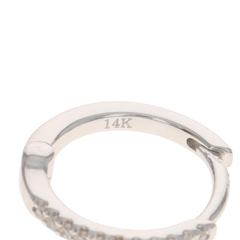 Orecchini a cerchio Huggie con diamanti in oro bianco - 14 carati con foro rotondo in vendita 1