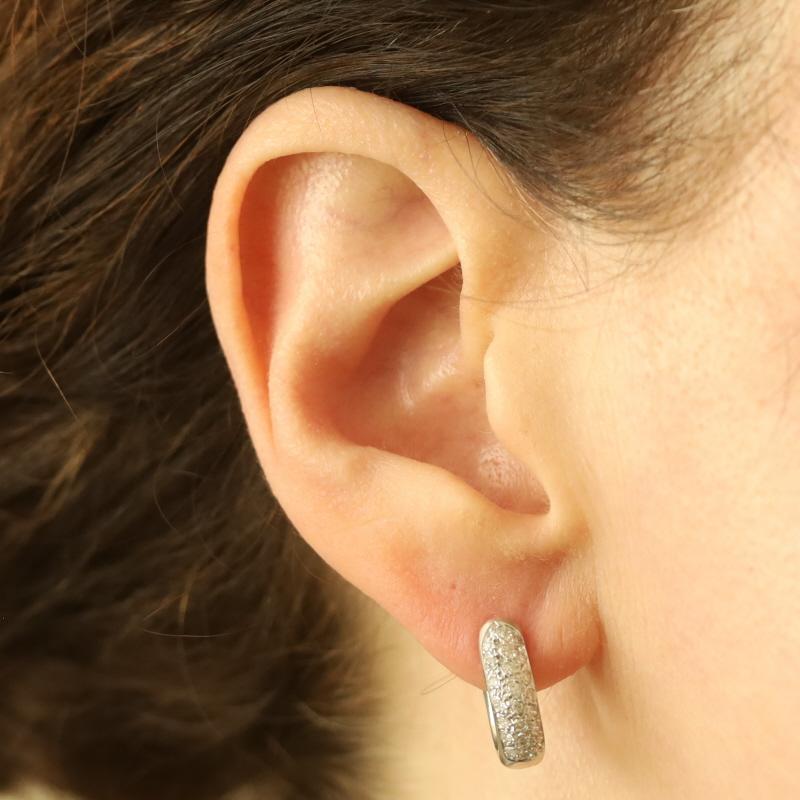 Orecchini Huggie Hoop con diamanti in oro bianco - 18k Round .50ctw Cluster Pierced In condizioni ottime in vendita a Greensboro, NC