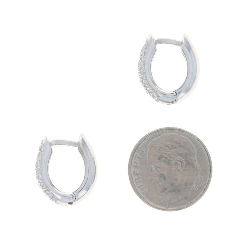 Donna Orecchini Huggie Hoop con diamanti in oro bianco - 18k Round .50ctw Cluster Pierced in vendita