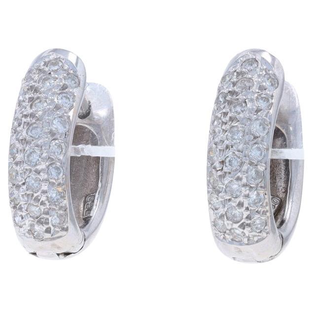 Orecchini Huggie Hoop con diamanti in oro bianco - 18k Round .50ctw Cluster Pierced in vendita