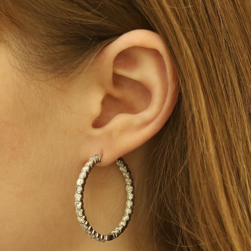 Orecchini a cerchio in oro bianco con diamante Inside-Out 14k a brillante rotondo 4,65ctw con foro In condizioni ottime in vendita a Greensboro, NC