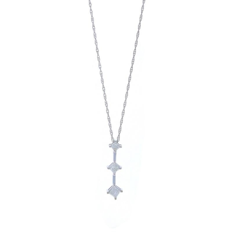Contenuto del metallo: Oro bianco 14k

Informazioni su A. Stone

Diamanti naturali
Carati: .33ctw
Taglio: Principessa
Colore: H. H. - I.
Chiarezza: I2

Carati totali: .33ctw

Stile: Viaggio
Stile della catena: Principe delle Balene
Stile della