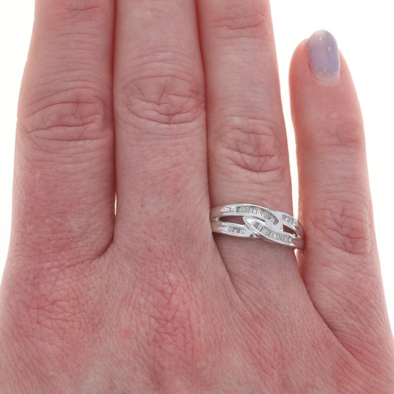 Taglio baguette Anello con nodo di diamanti in oro bianco - 10k Baguette 1/5ctw Love RingDimensione: 7 Tassa di calibrazione: in vendita