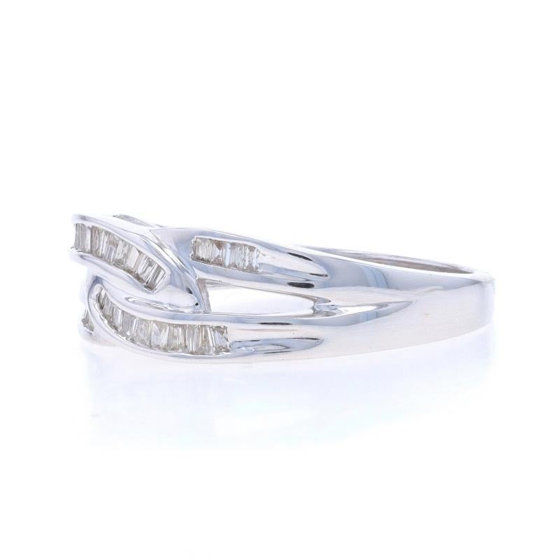 Anello con nodo di diamanti in oro bianco - 10k Baguette 1/5ctw Love RingDimensione: 7 Tassa di calibrazione: In condizioni ottime in vendita a Greensboro, NC