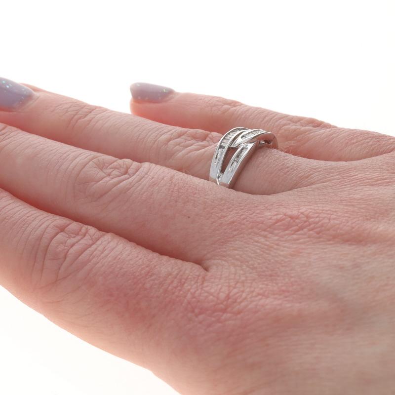 Donna Anello con nodo di diamanti in oro bianco - 10k Baguette 1/5ctw Love RingDimensione: 7 Tassa di calibrazione: in vendita