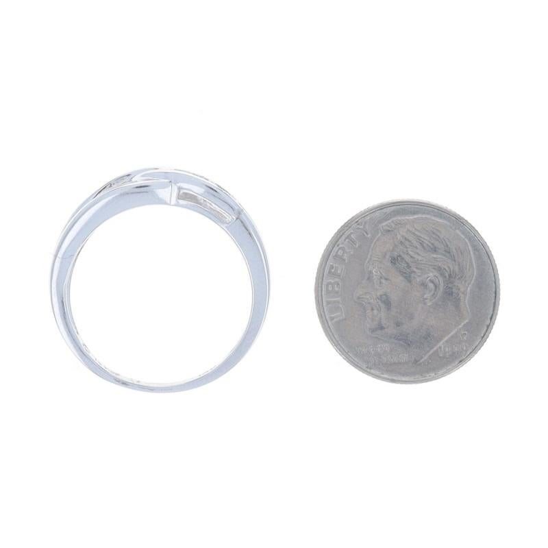Anello con nodo di diamanti in oro bianco - 10k Baguette 1/5ctw Love RingDimensione: 7 Tassa di calibrazione: in vendita 1