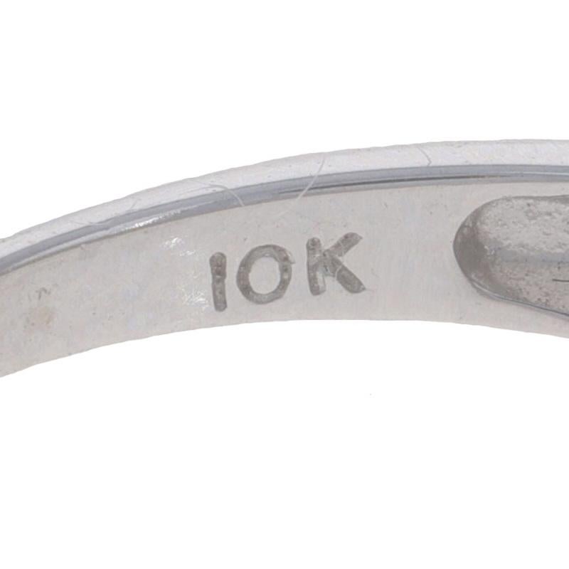 Anello con nodo di diamanti in oro bianco - 10k Baguette 1/5ctw Love RingDimensione: 7 Tassa di calibrazione: in vendita 2