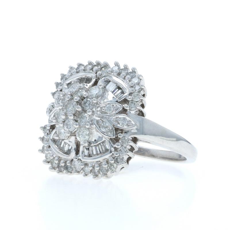Weißgold Diamond Layered Blüten Cluster Ring 14k Runde & Baguette 1,00ctw im Zustand „Hervorragend“ im Angebot in Greensboro, NC