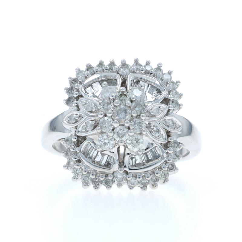 Weißgold Diamond Layered Blüten Cluster Ring 14k Runde & Baguette 1,00ctw im Angebot