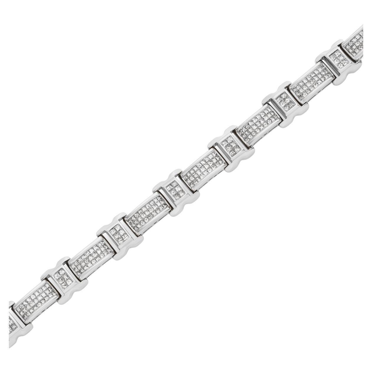 Ein kompliziertes Gliederarmband aus 18 Karat Weißgold mit Diamanten. Das Armband besteht abwechselnd aus einem 2-reihigen Glied und einem 3-reihigen rechteckigen Glied. Die Diamantglieder sind unsichtbar mit 264 Diamanten im Prinzessschliff mit