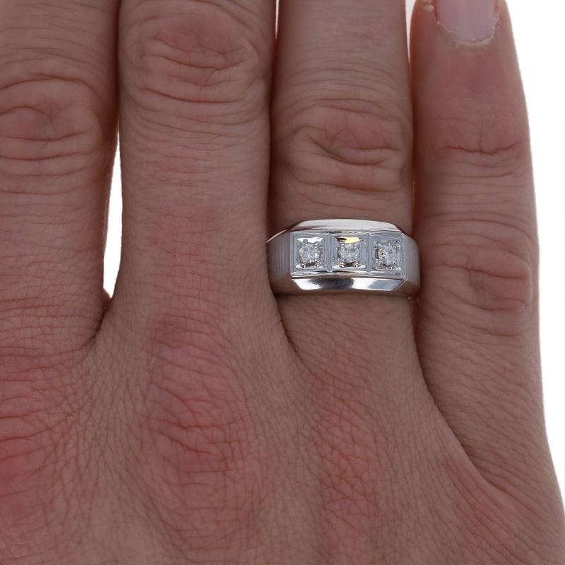 White Gold Diamond Men's Ring - 14k Round Brilliant .24ctw Three-Stone Corte redondo en venta