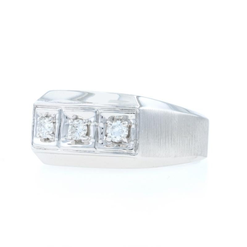 White Gold Diamond Men's Ring - 14k Round Brilliant .24ctw Three-Stone en Excelente estado para la venta en Greensboro, NC